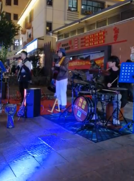 学员乐队演出《new boy》