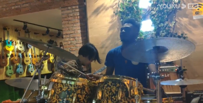 阿浩和外国鼓手即兴合奏