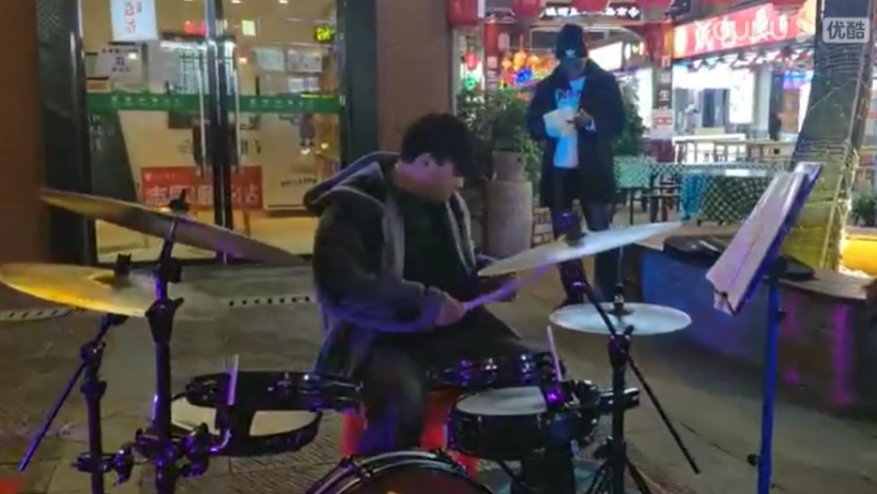 龙老师架子鼓即兴演奏