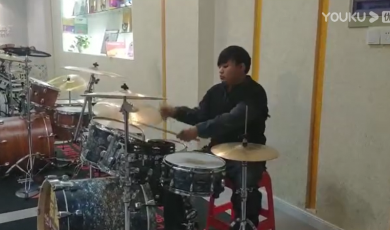 龙老师架子鼓即兴演奏